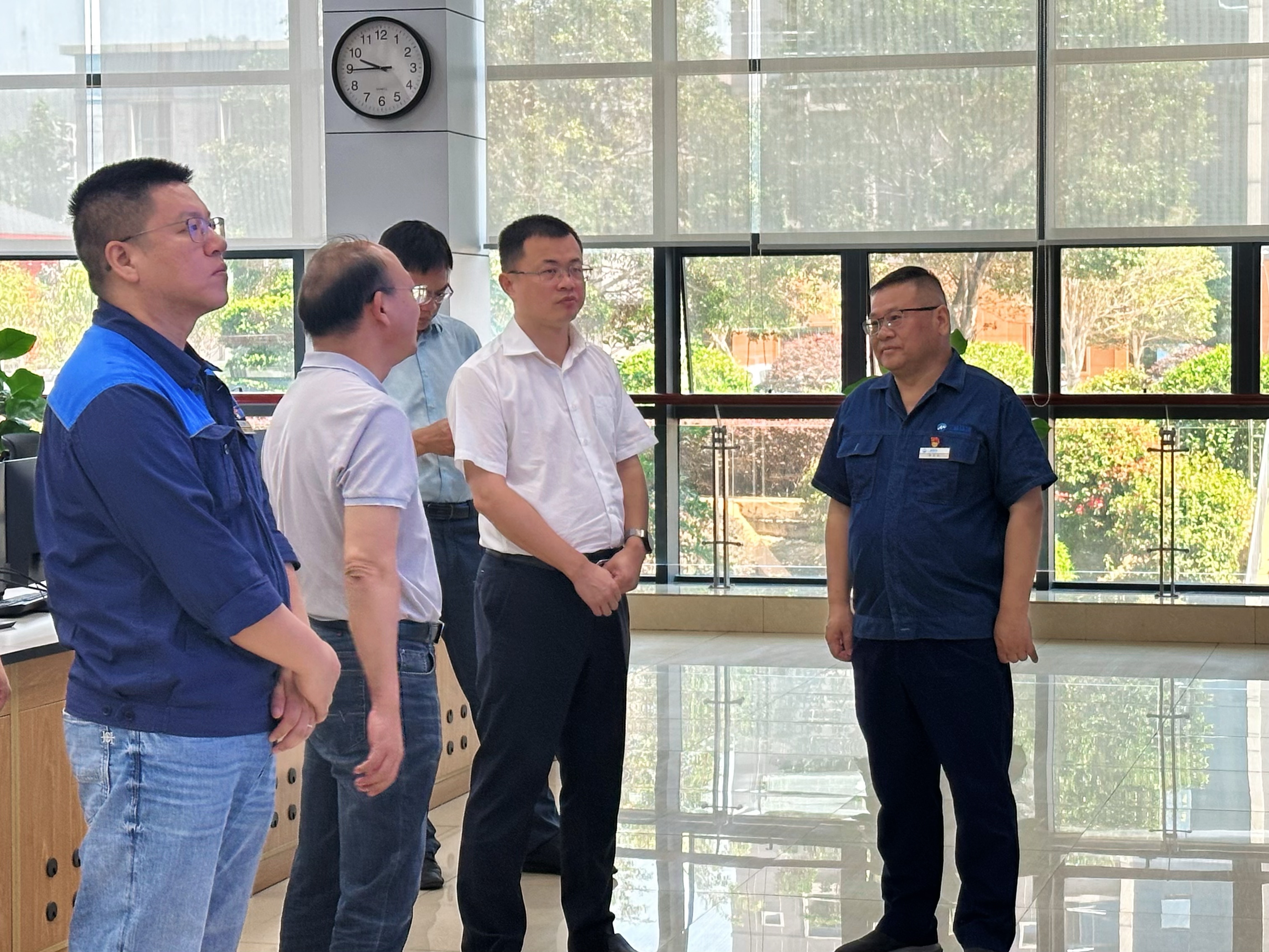 南寧市興寧區委書記高鑫一行到南寧三峰公司調研指導工作.jpg 南寧市興寧區委書記高鑫一行到南寧三峰公司調研指導工作.jpg